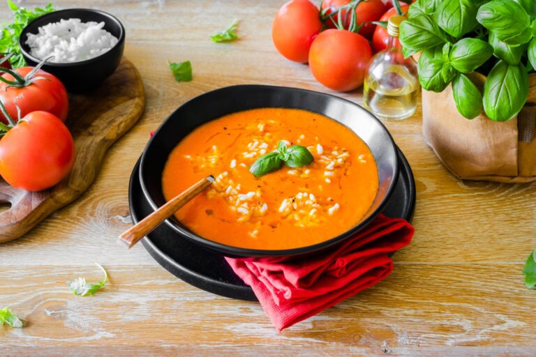 Italienische Tomatensuppe mit Basilikum