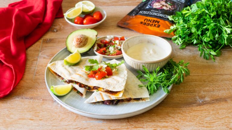 Gebackene Quesadilla mit Fleisch, Bohnen, Cheddarkäse und Tomatensalsa